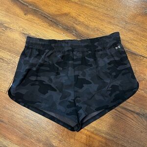 NWT DSG Women’s Medium Black Camo Athletic Stride Shorts Pants Sports